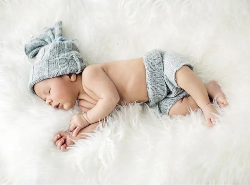 Konrad Bak: Baby sleeping in Feathers